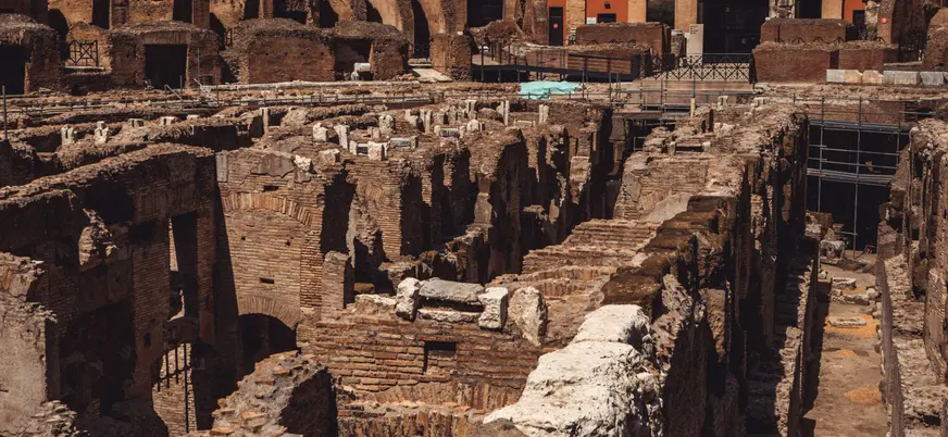 Pasadizos y muros del interior del Coliseo de Roma vistos desde la parte superior.