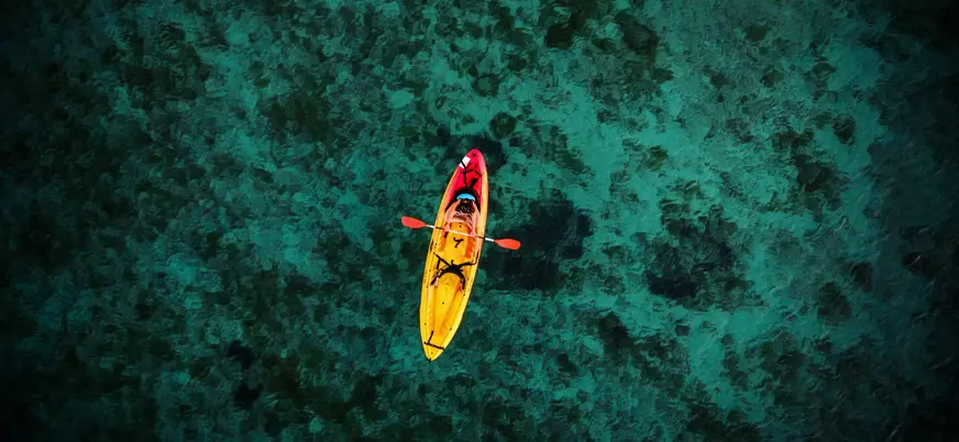 Vista cenital de un kayak sobre aguas en Menorca