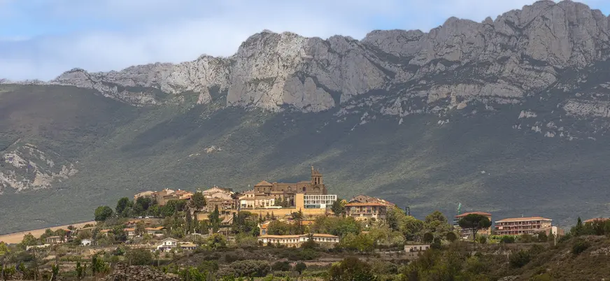 Panorámica de Laguardia en Rioja Alavesa con la Sierra de Cantabria al fondo