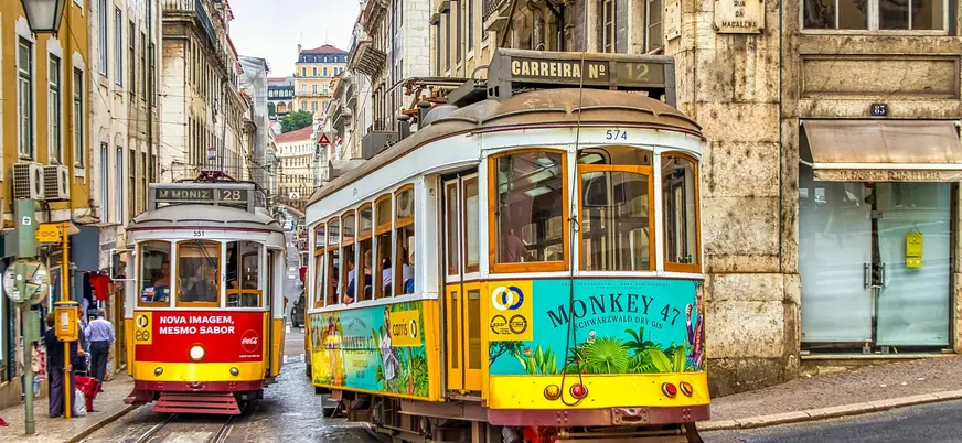 Tranvías históricos circulando por las calles del centro de Lisboa, Portugal.