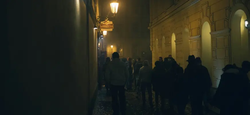 Callejón nocturno con visitantes en Praga, República Checa