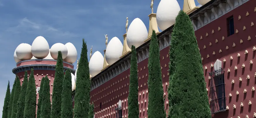 Fachada surrealista con huevos gigantes del Museo Dalí en Figueres