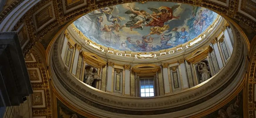 Cúpula decorada con frescos y dorados en una sala de los Museos Vaticanos, Roma.
