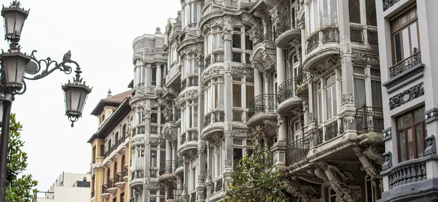 Fachadas modernistas con balcones y detalles ornamentales en el centro de Oviedo, una de las zonas más emblemáticas de la ciudad.