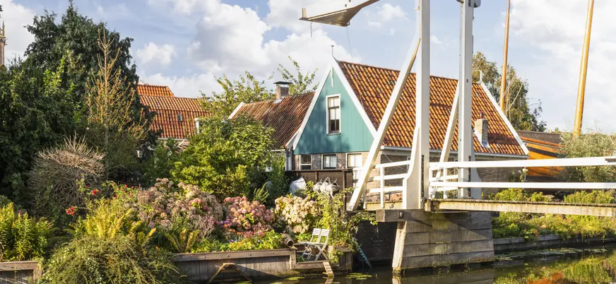 Puente y casas tradicionales junto al canal en Edam.