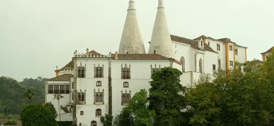 Fachada del Palacio Nacional de Sintra con sus icónicas chimeneas cónicas.