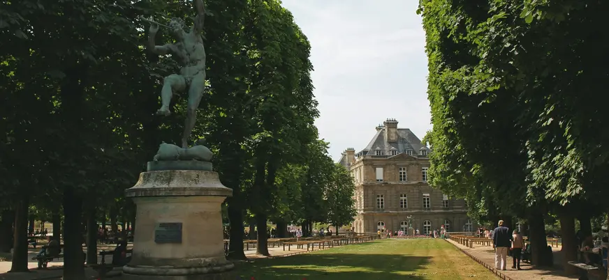 Estatua de Fauno en los Jardines del Luxemburgo de París, Francia