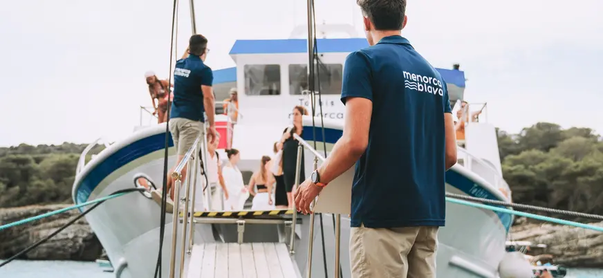 Tripulación del barco turístico en una cala de Menorca