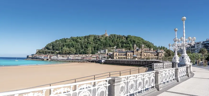 Paseo marítimo de San Sebastián frente a la playa y el monte Urgull.