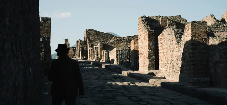 Calle con edificaciones en ruinas de la antigua Pompeya