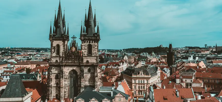 Vista aérea de la Iglesia de Nuestra Señora de Týn y los tejados de Praga.