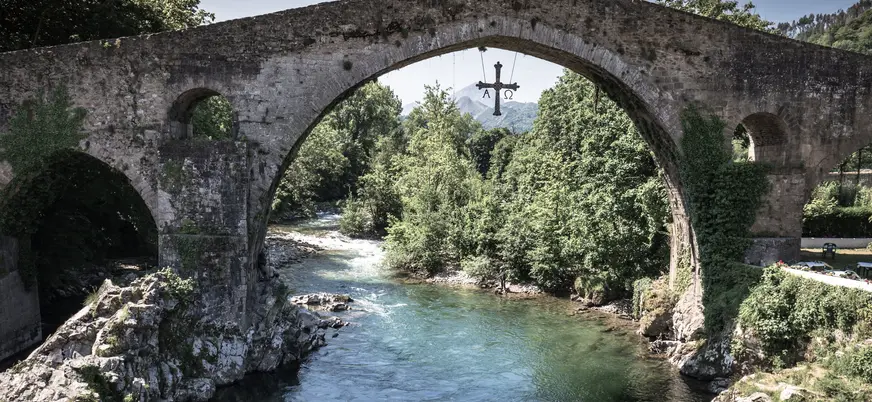 Puente Romano con Cruz de la Victoria sobre el río Sella en Cangas de Onís, Asturias.