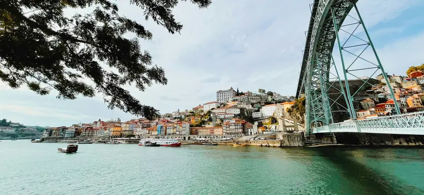 Vista de Oporto y el puente de Don Luis I sobre el río Duero.