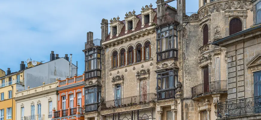 Fachadas de edificios históricos en Ribadeo con arquitectura modernista y balcones decorados frente al mar Cantábrico.