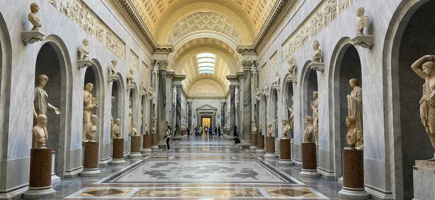 Galería de esculturas clásicas en los Museos Vaticanos, con su techo abovedado.