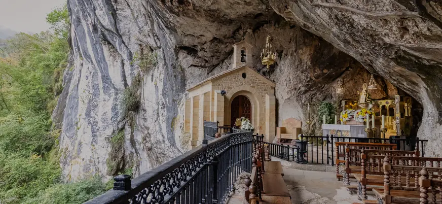 Capilla de la Santa Cueva en el Santuario de Covadonga, Asturias, enclavada en la roca y dedicada a la Virgen de Covadonga
