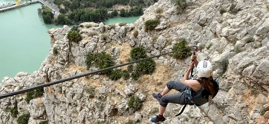 Tirolina sobre el embalse del Chorro, vía ferrata Caminito del Rey