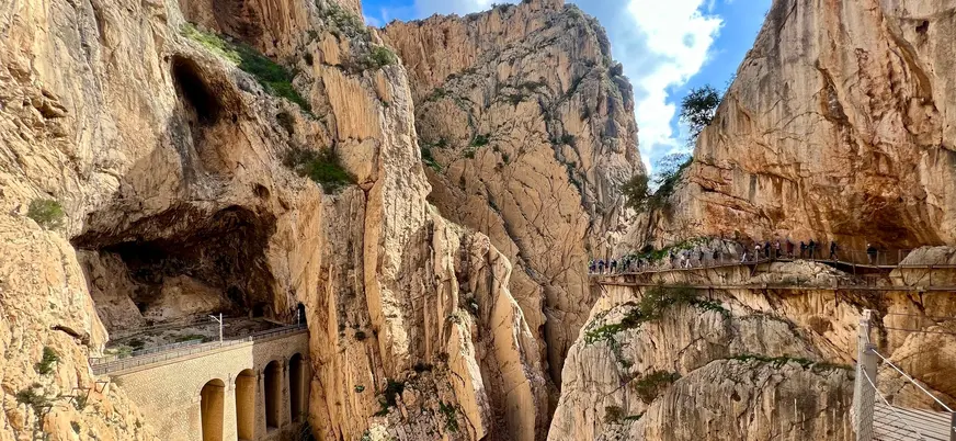 Turistas en las pasarelas y puente de piedra en el Desfiladero de los Gaitanes