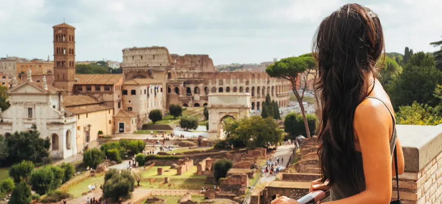 Joven observando el Monte Palatino, Roma