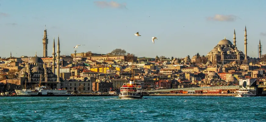 Vista de Estambul desde el mar con barcos y mezquitas, Turquía