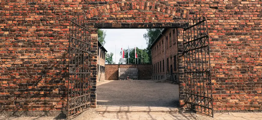 Patio interior y Muro de las Ejecuciones en Auschwitz I, convertido hoy en espacio memorial