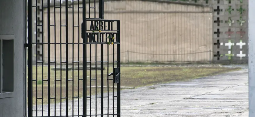 Puerta del campo de concentración de Sachsenhausen con el letrero Arbeit Macht Frei