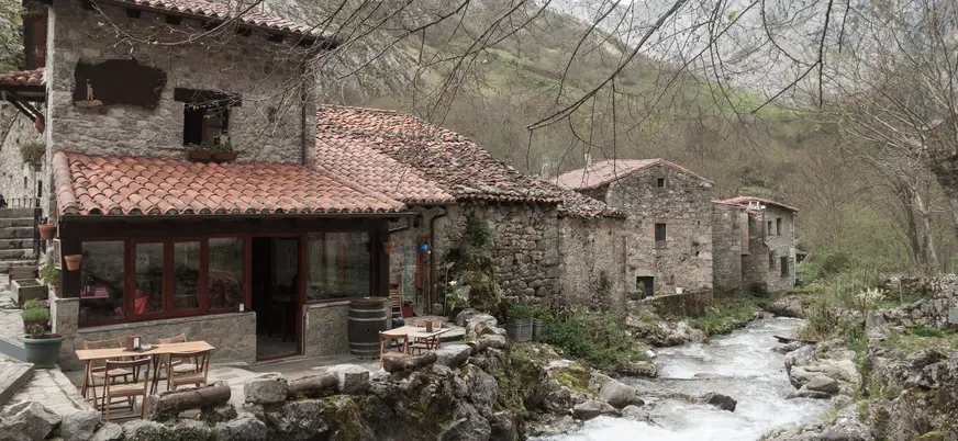 Pueblo de Bulnes junto al río en los Picos de Europa, Asturias