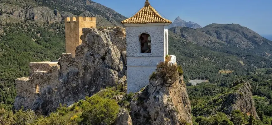 Castillo de San José y torre campanario en Guadalest, Alicante