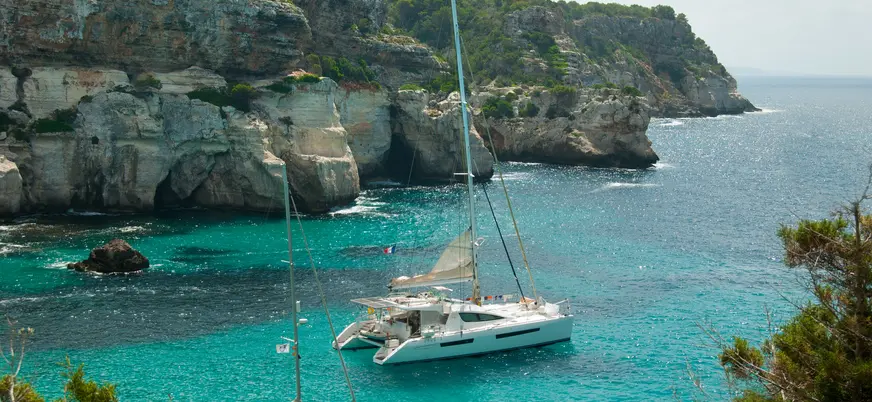 Catamarán fondeado en una cala de Mallorca
