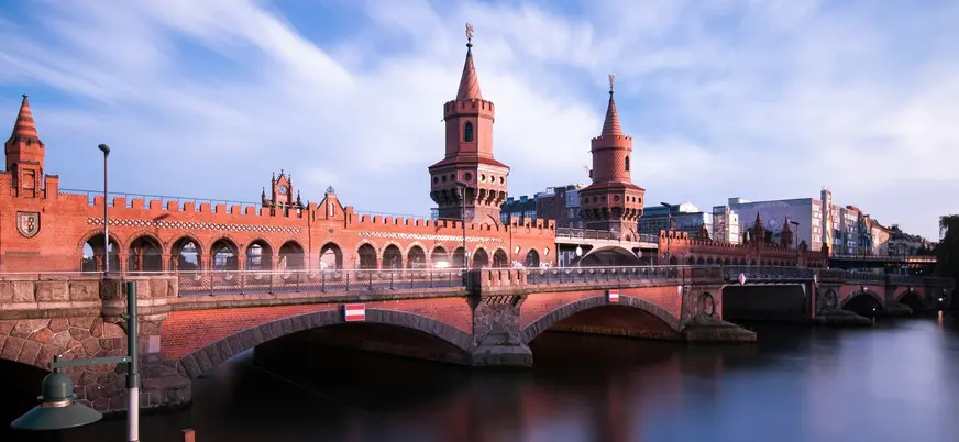 Puente Oberbaumbrücke sobre el río Spree en Berlín