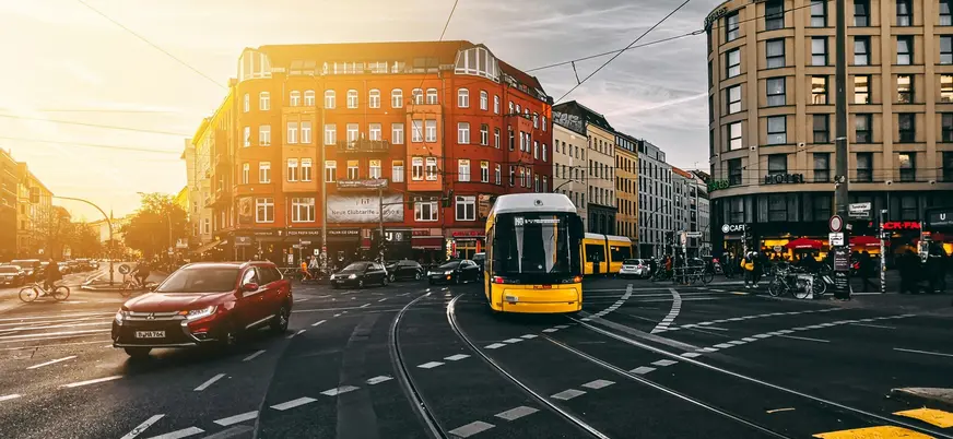 Tranvía circulando por una avenida de Berlín