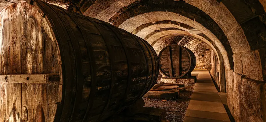 Calado subterráneo con barricas antiguas de vino
