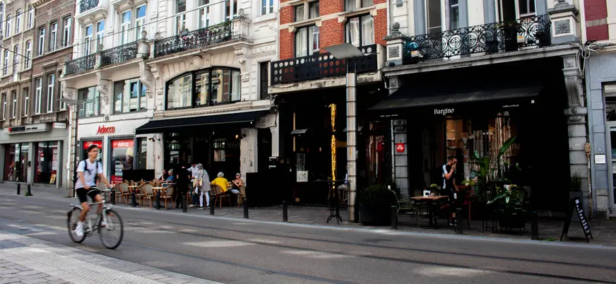 Calle de Gante frente a edificios históricos en Bélgica