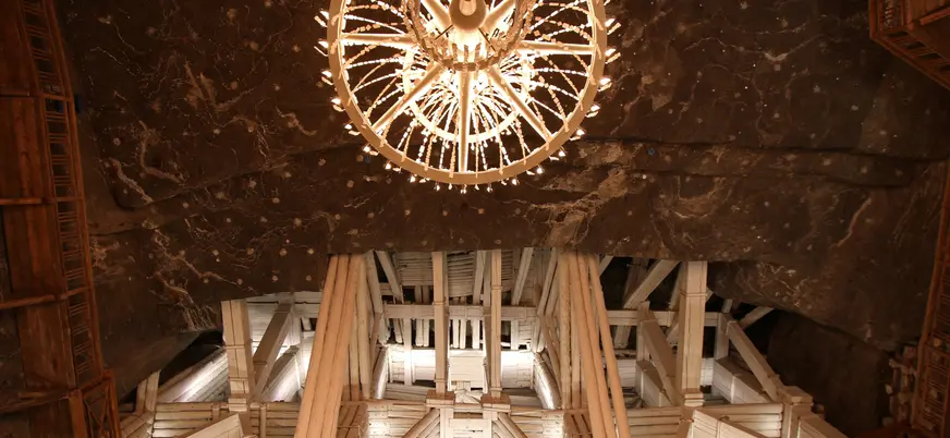 Cámara subterránea iluminada en las minas de sal de Wieliczka, Polonia