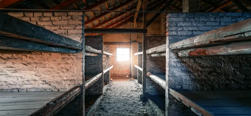 Literas de madera en un barracón en Auschwitz-Birkenau, Polonia
