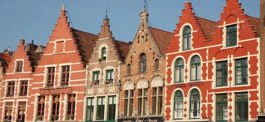 Fachadas escalonadas y coloridas de la plaza Markt en Brujas.