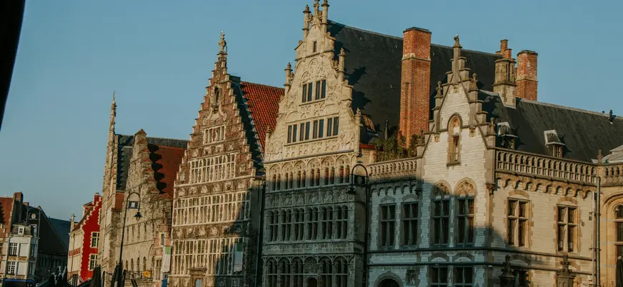 Casas gremiales históricas en la ribera del canal de Gante, Bélgica