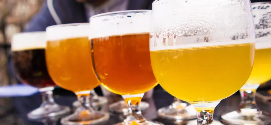 Vasos de cerveza artesanal en una cata al aire libre en Brujas, Bélgica"