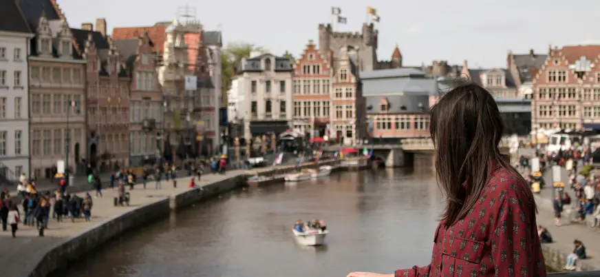 Mujer observando el canal desde un puente en Gante, Bélgica