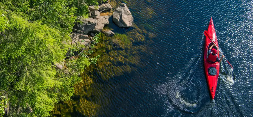 Vista aérea de una persona haciendo el descenso del Sella