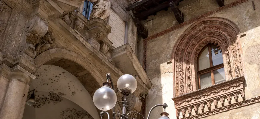 Detalle de fachada histórica en Piazza Mercanti, Milán