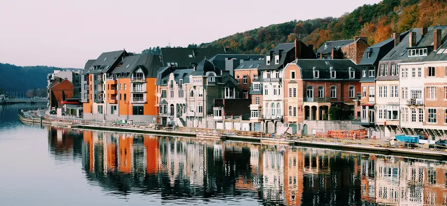 Reflejo de las fachadas de Dinant, Bélgica