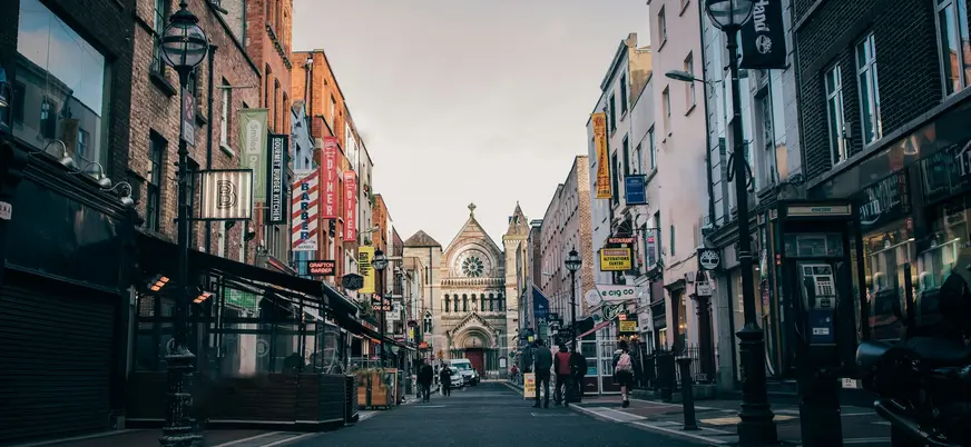 Calle urbana en Dublín, Irlanda