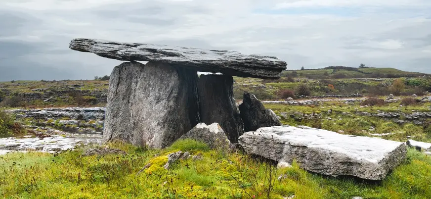 Dolmen de Poulnabrone en el paisaje de El Burren, Irlanda