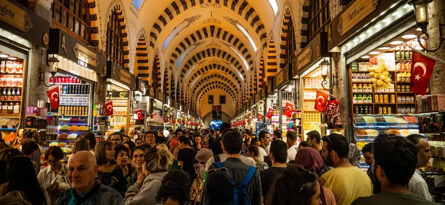 Pasillo concurrido del Gran Bazar de Estambul, Turquía