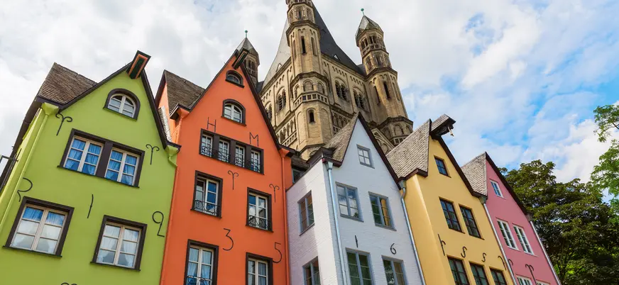 Casas de colores en el casco antiguo de Colonia con la iglesia Gran San Martín.
