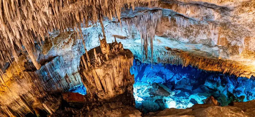 Vista cenital de estalactitas y aguas en las Cuevas del Drach, Mallorca