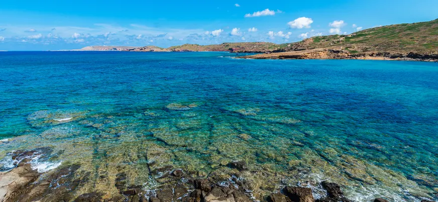 Aguas y costa rocosa en el litoral norte de Menorca