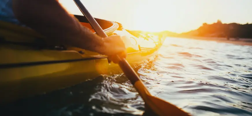 Primer plano de remo y kayak navegando al atardecer en Es Grau, Menorca