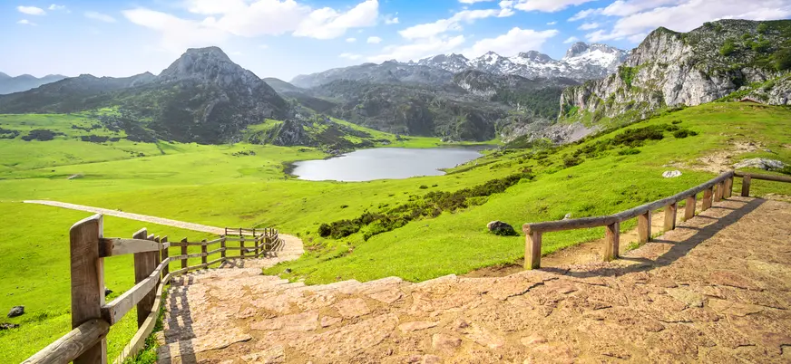 Panorámica del lago Enol desde el mirador en los Lagos de Covadonga, Asturias